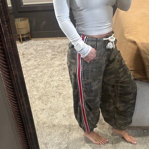 Camouflage jogger with Red Stripe
